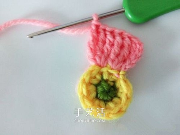 Illustration of crocheting a six-petaled flower with super cute little woolen flowers