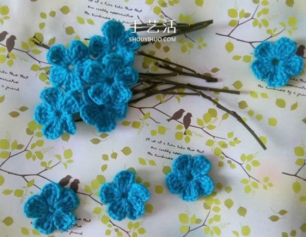 Illustration of the basic crochet method for cute five-petal flowers and crocheting small woolen flowers