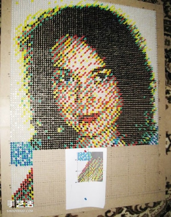 Tutorial on how to make a thumbtack painting: He nailed a portrait of his girlfriend in one month