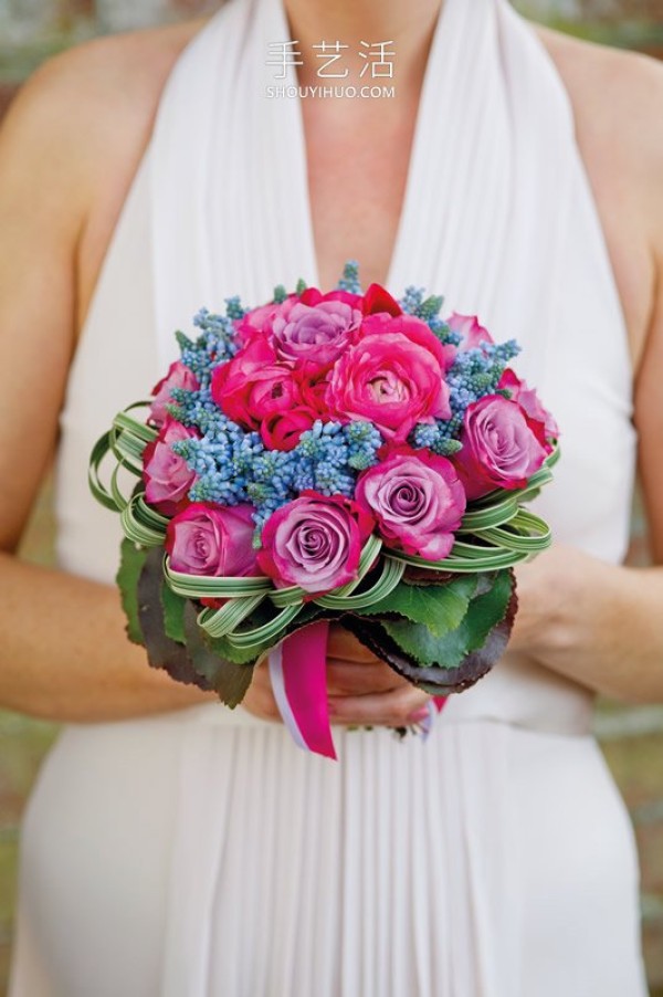 Tutorial on how to make handmade wedding bouquets with flowers