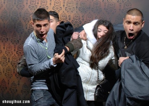 Super hilarious ~ 22 pictures of grown men being scared in a haunted house! 