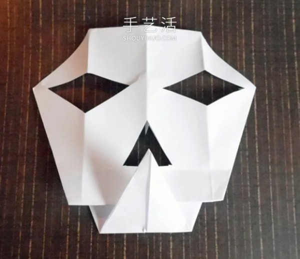 Illustrated tutorial on folding origami skull mask