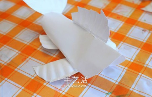 Tutorial on how to make small fishes on paper plates in kindergarten