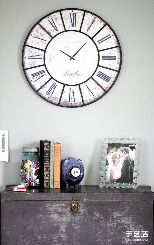 She decorated the entire apartment with furniture found at the flea market