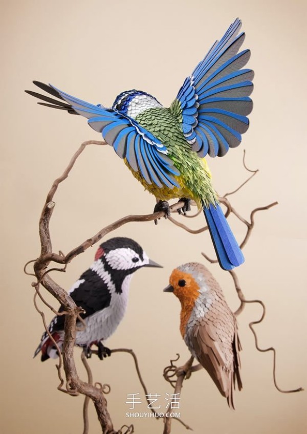 Artist uses 4000 sheets of paper to sculpt realistic birds and butterflies