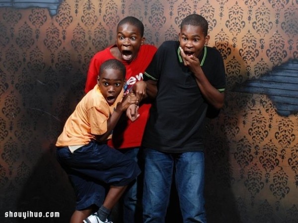 Super hilarious ~ 22 pictures of grown men being scared in a haunted house! 