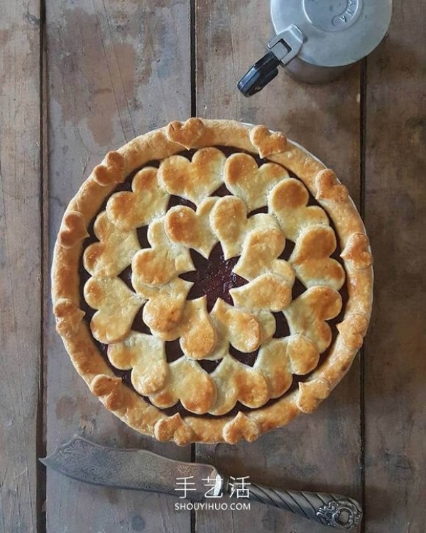 The cake crust design with complex patterns is beautiful before and after baking! 