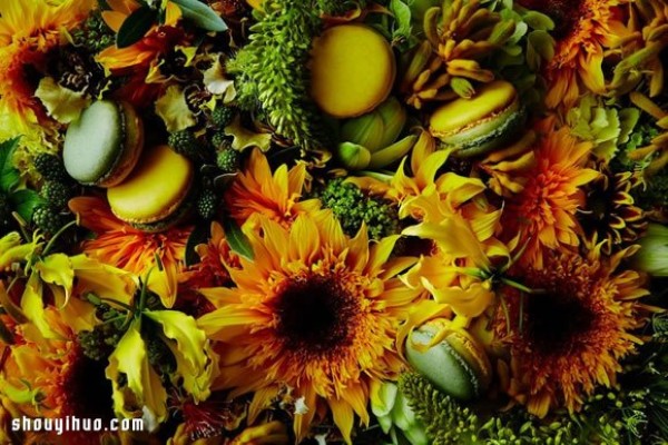 The perfect fusion of Japanese floral arrangements and French dessert macarons