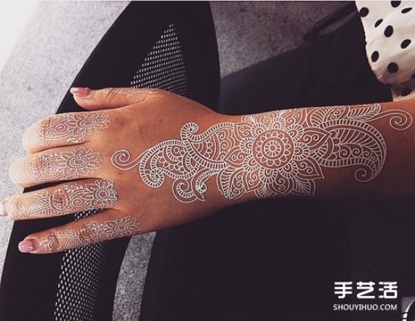 Henna Indian traditional body painting can be beautiful without tattoos