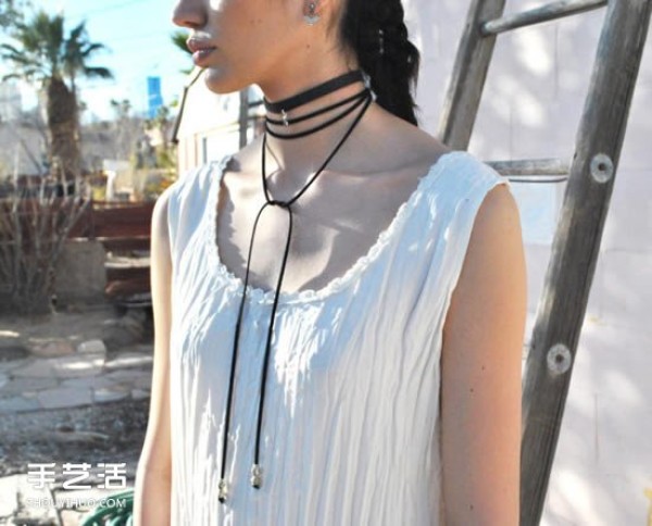 Delicate and simple DIY strap necklace can easily exude femininity