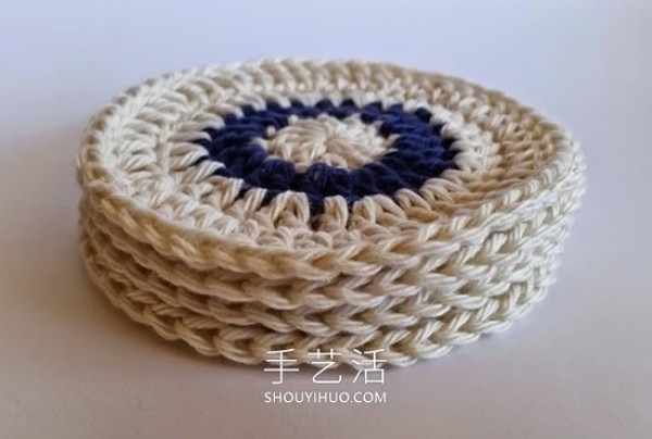 Illustrated tutorial on how to knit a crocheted winter round coaster