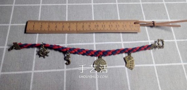 Illustration of a four-strand leather cord braided bracelet with a retro-style two-color bracelet