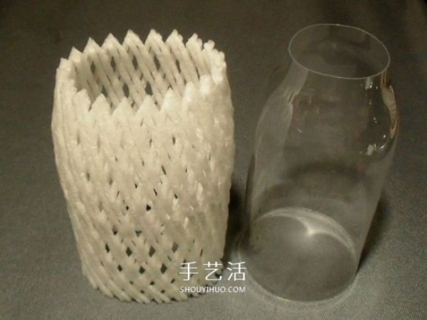 Using waste fruit net sets and pairing them with mineral water bottles to make lantern lighting