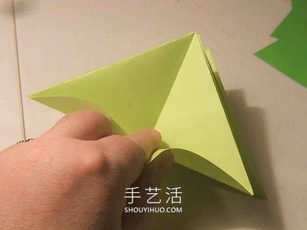 Detailed step-by-step diagram of how to fold a simple origami three-dimensional Christmas tree