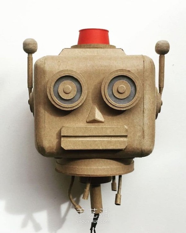 Incredible handmade cardboard robot, lifelike! 