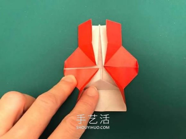 The illustrated tutorial on how to fold a handmade origami lantern is simple and cute