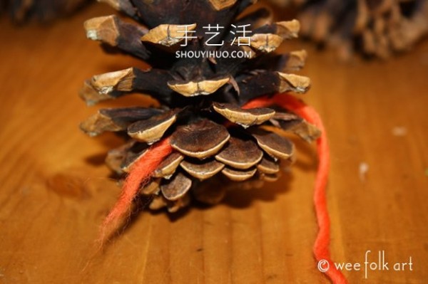 How to make super simple autumn decorations by wrapping yarn around pine cones