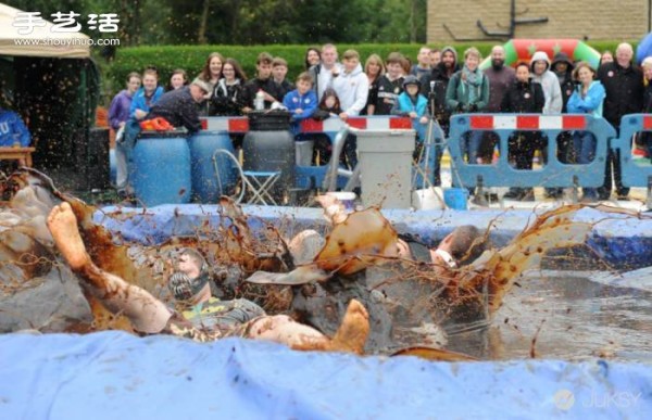 Super Crazy World Mud Wrestling Contest, do you dare to challenge it? 