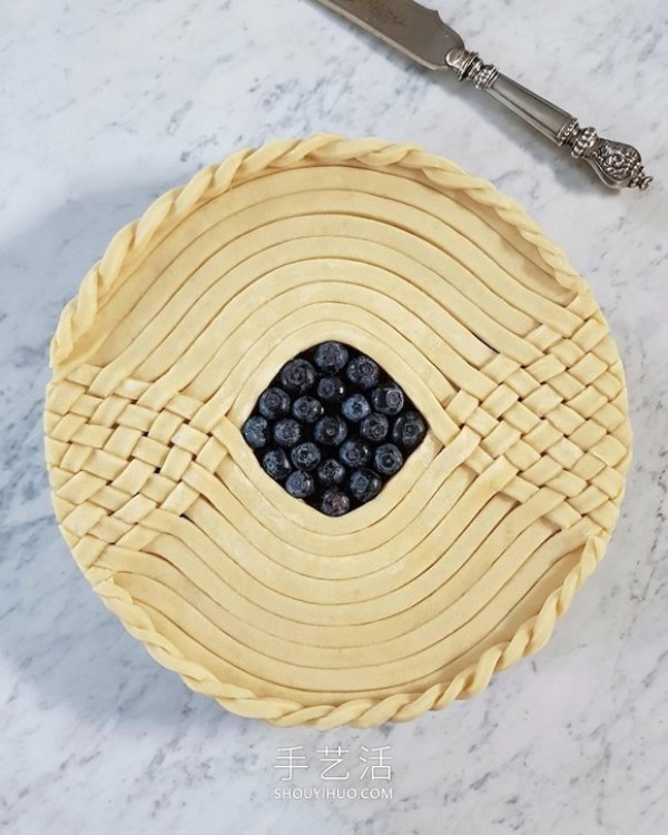 The cake crust design with complex patterns is beautiful before and after baking! 