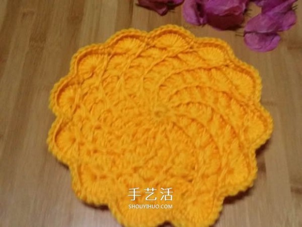 Illustration of the method of hand-crocheting single-color flower cushion/coaster