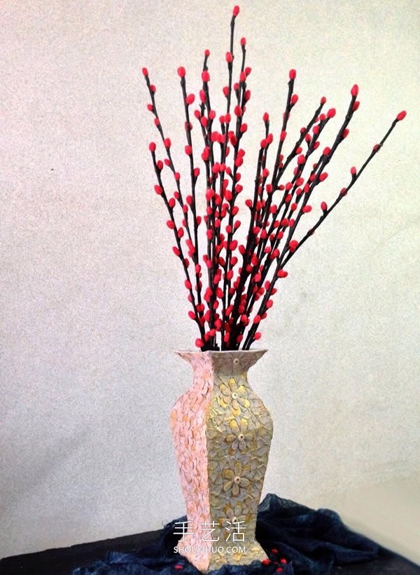 Tutorial on how to make an elegant vase by hand using waste materials