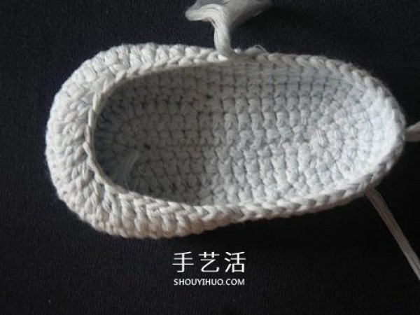 Illustration of how to knit baby warm woolen shoes by hand-knitting baby shoes