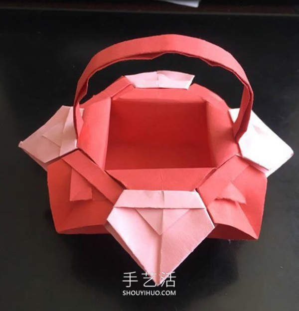 A simple tutorial on the origami method of a small flower basket