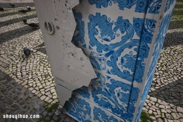 The most Portuguese graffiti on electrical boxes beautifies a small corner of the city