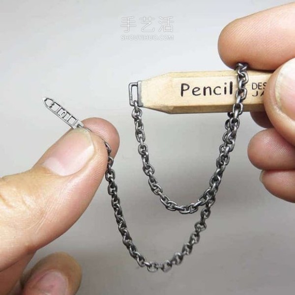 Amazing patience! Beautifully hand-carved chain with pencil lead