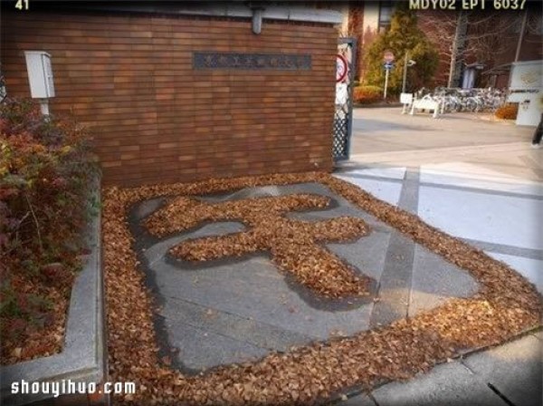 The cute security guard uses fallen leaves to DIY heart-warming patterns and text