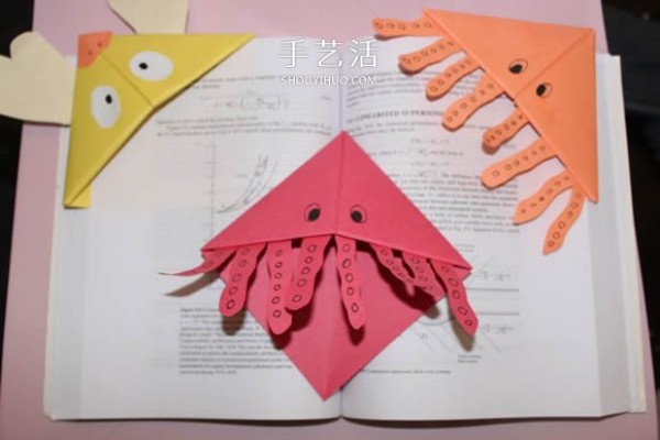 Illustration of how to fold a jellyfish bookmark that can be inserted into the corner