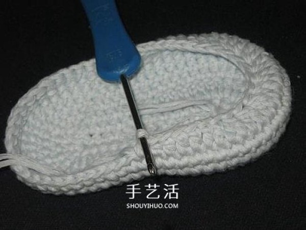 Illustration of how to knit baby warm woolen shoes by hand-knitting baby shoes