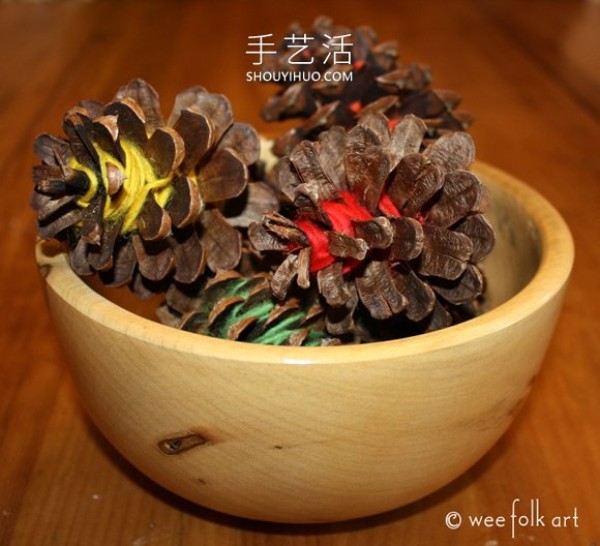 How to make super simple autumn decorations by wrapping yarn around pine cones