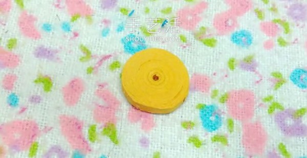 You can also do it with a comb! Simple and cute handmade paper five-petal flower