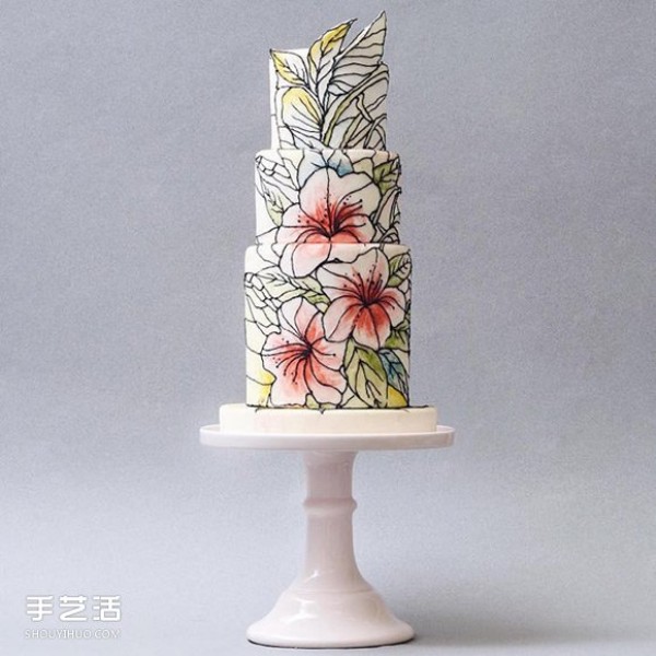 Yummy and beautiful: a shaped cake that blends architecture and art