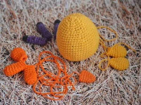 The crochet method of a plush chicken doll illustrates how to crochet a cute chick