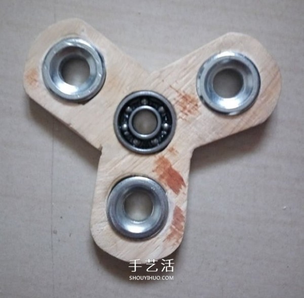 Illustration of how to make two kinds of wooden fidget spinners