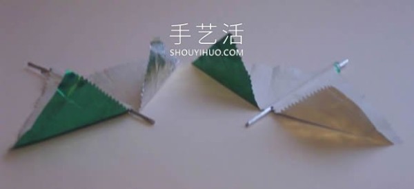 Illustration of how to use chewing gum wrapper waste to make homemade small umbrellas