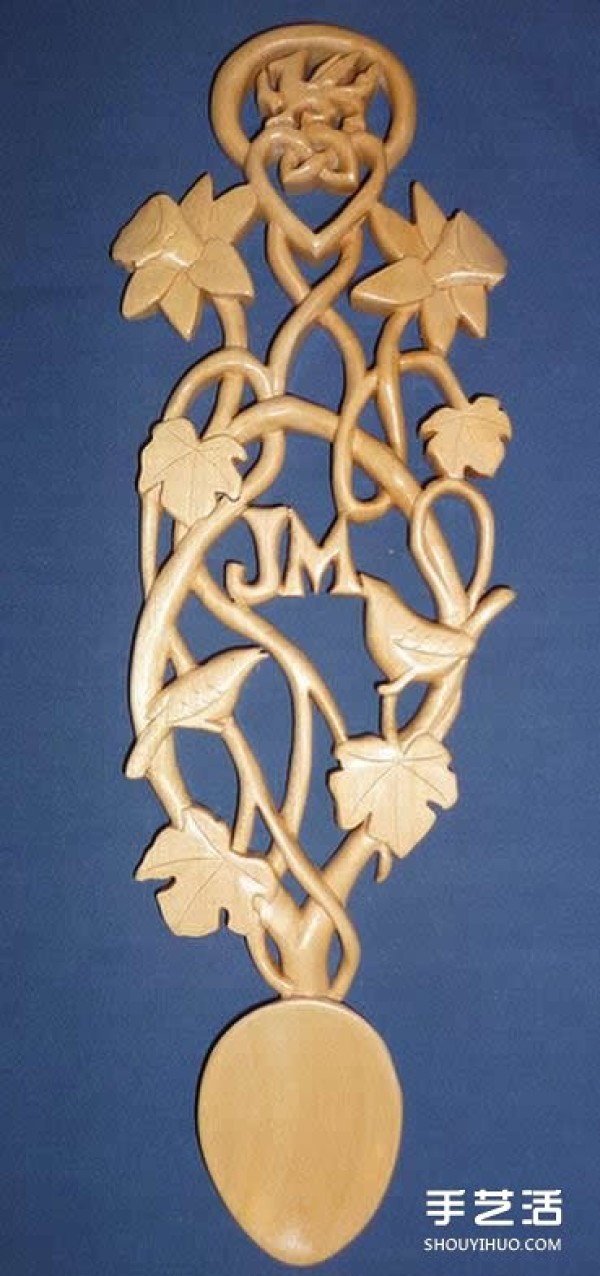 The carving works of the "Love" spoon wood carving artist Adam King