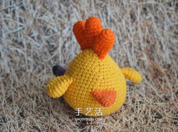 The crochet method of a plush chicken doll illustrates how to crochet a cute chick