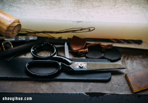 It was a carpenter who created a brand of handmade leather bags