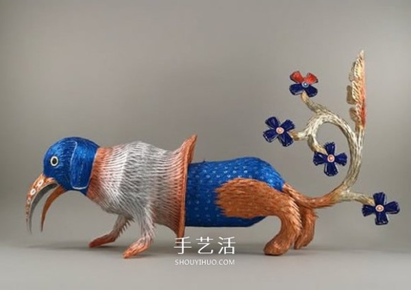 Fantasy creature sculptures made of paper, a surreal pi?ata work! 