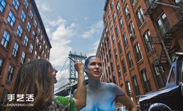 Everyone is looking for trouble: Creative body painting art makes the model invisible