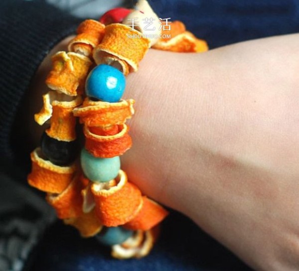 Illustrated tutorial on how to make a simple homemade orange peel bracelet