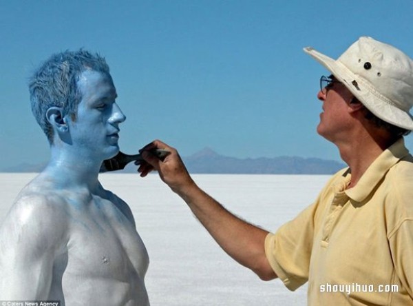 Surreal body painting photography seems to be integrated with heaven and earth