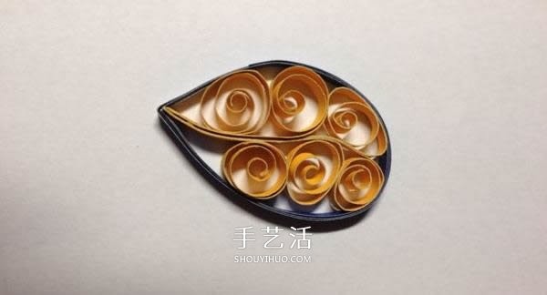 Simple paper quilling tutorial: Illustration of making a five-petal flower by hand quilling