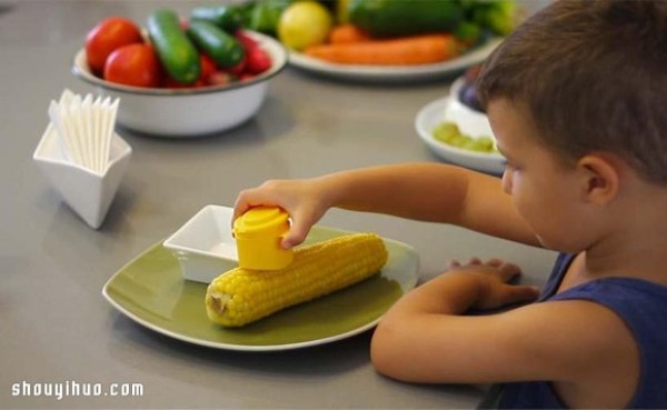 Corn transforms into a cute submarine, smeared with cream, sprinkled with salt, and does not stick to your hands