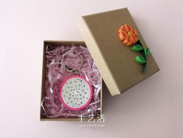 Ms. Fans eco-friendly handicrafts use corrugated paper to make dragon fruit pendants