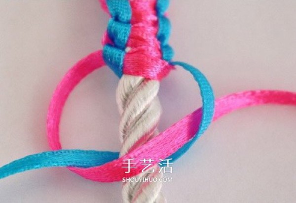 The weaving diagram of childrens candy-colored bracelets is simple but cute