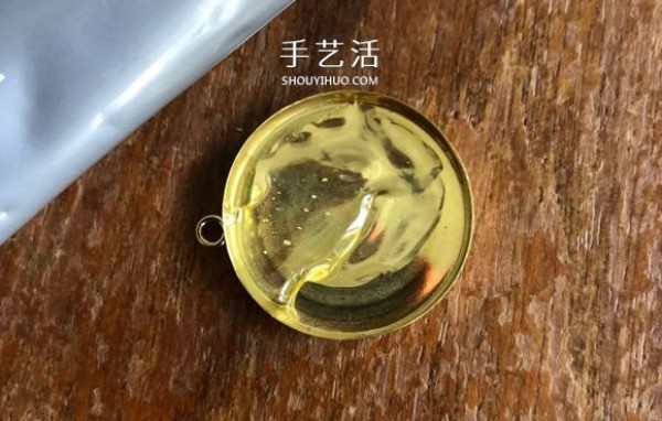 How to make a homemade imitation amber resin keychain